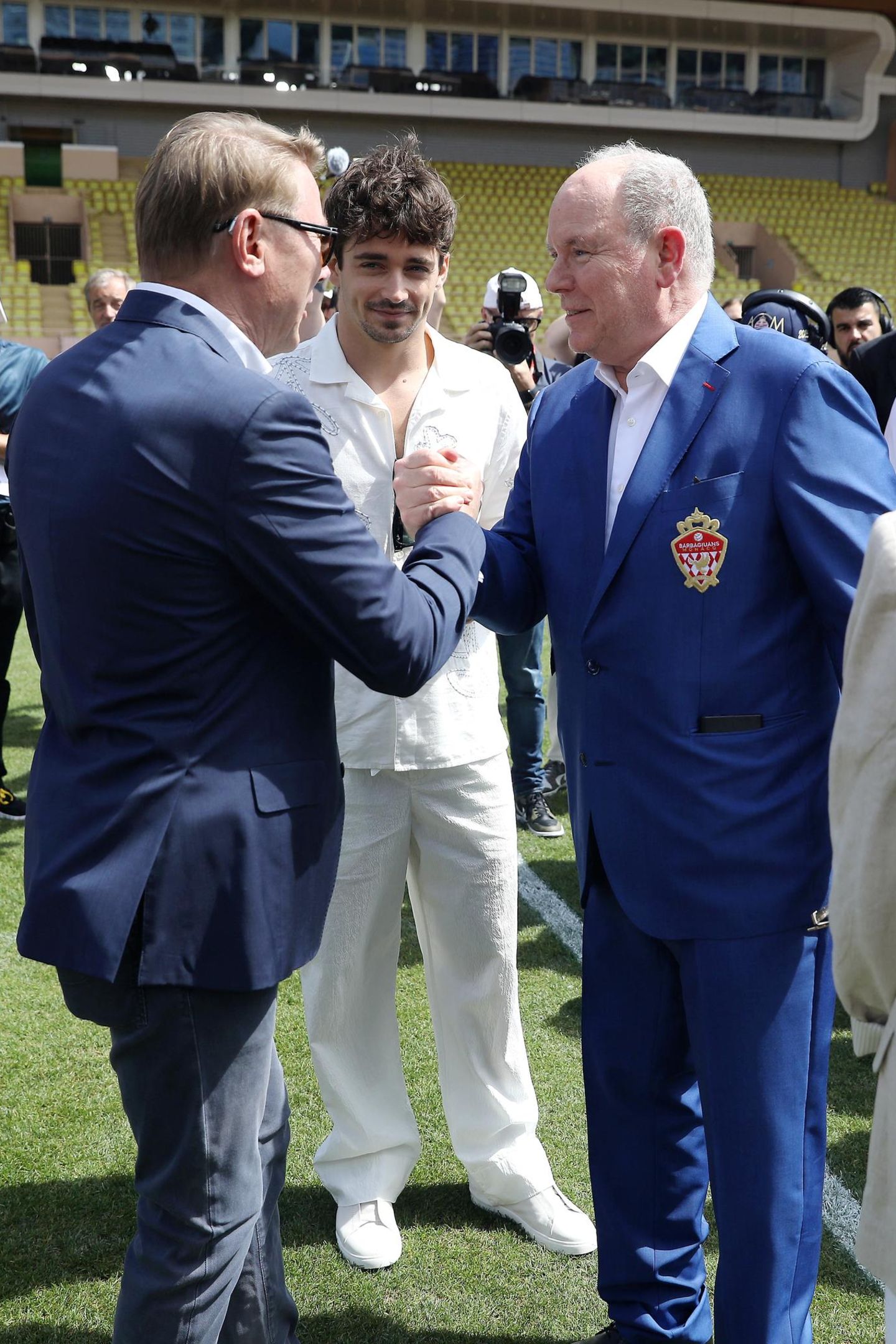 Fürst Albert begrüßt Mika Häkkinen und Charles Leclerc zum "Racing Stars Football Cup 2025"-Benefizfußballspiel für die Hilfsorganisationen The Jules Bianchi Association und Be Safe Monaco im Stade Louis II in Monaco. 