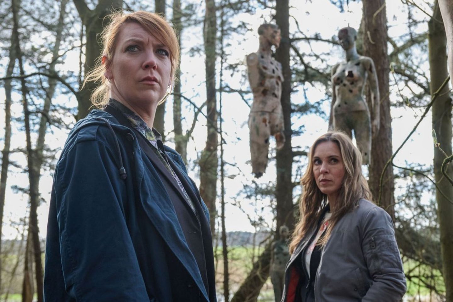 Die Rostocker Ermittlerinnen Melly Böwe (Lina Beckmann, li.) und Katrin König (Anneke Kim Sarnau) bei ihren Ermittlungen im Wa