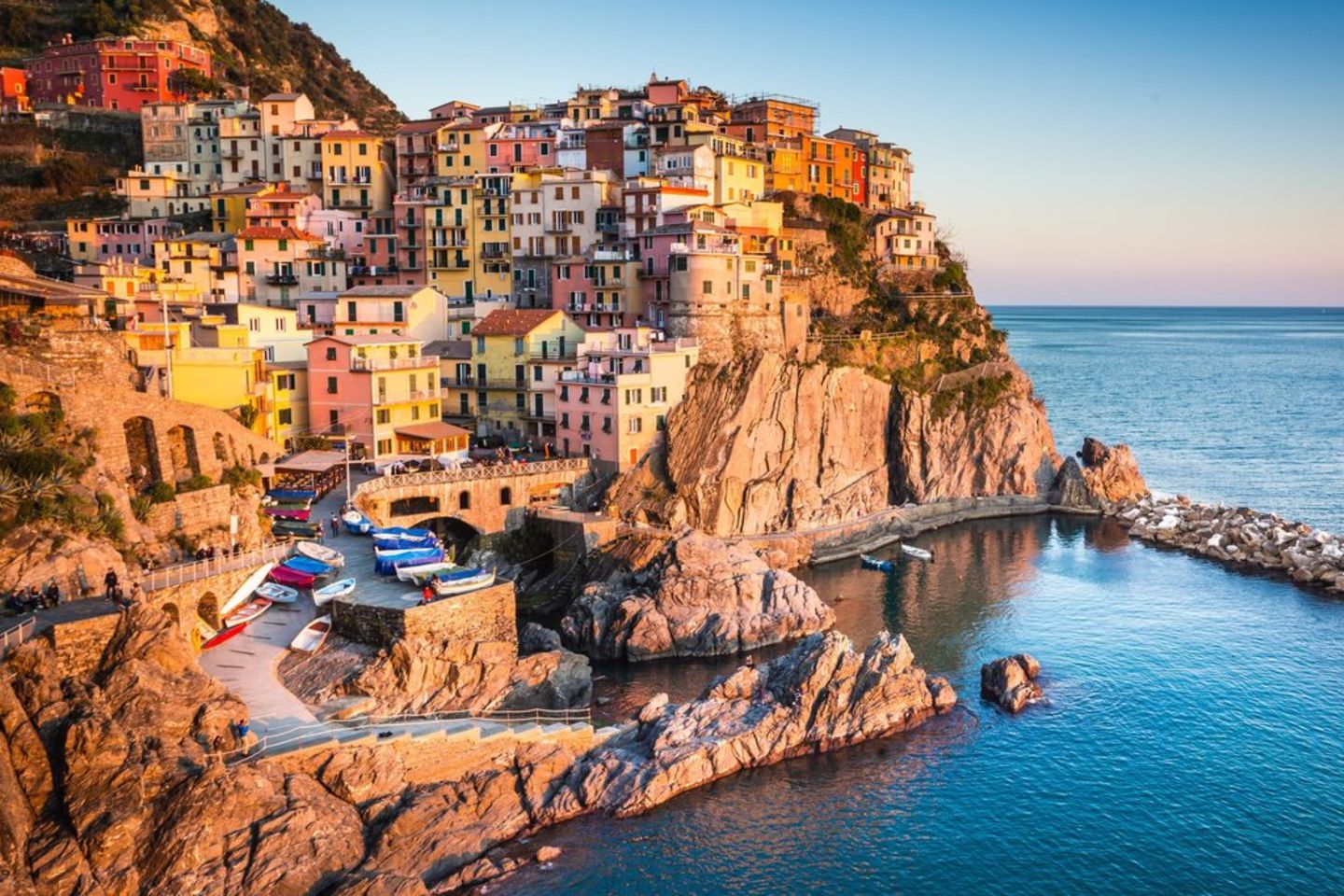 Reisende können mit einem Interrail-Ticket die Küstenorte entlang der italienischen Riviera erkunden.
