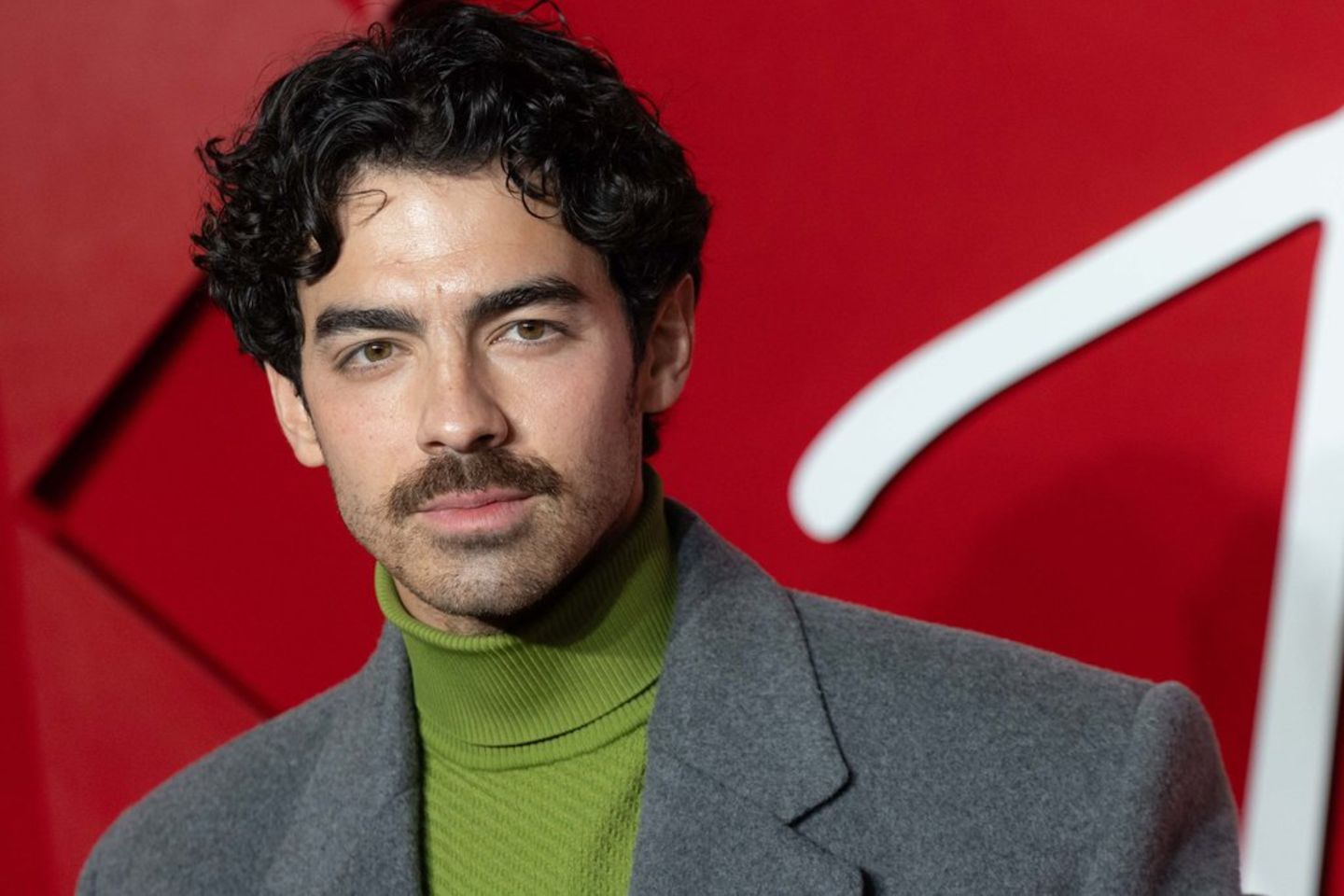 Joe Jonas musste neue Formen der Liebe kennenlernen.