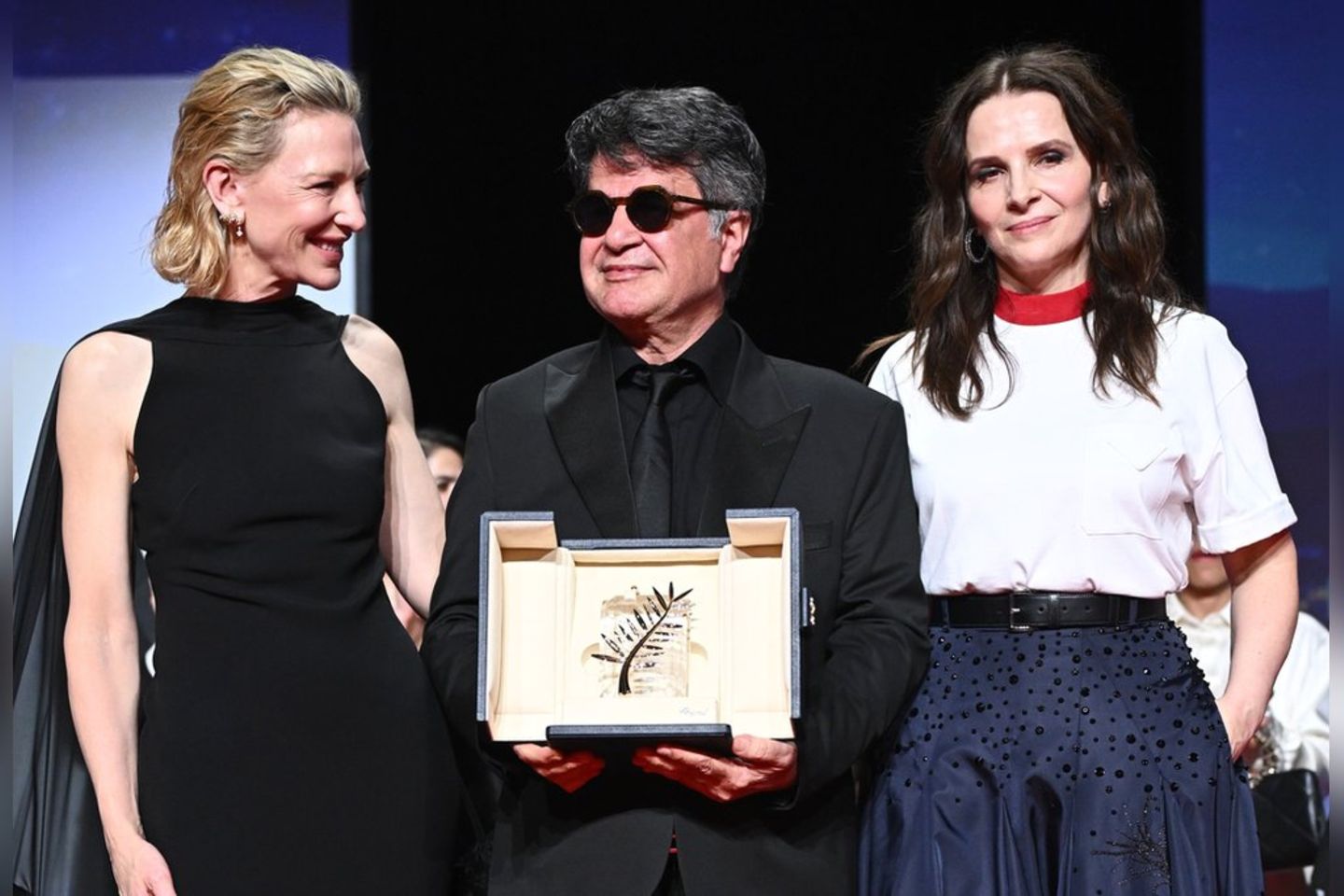 Cate Blanchett und Jurypräsidentin Juliette Binoche überreichten Jafar Panahi die Goldene Palme.