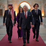 25. Mai 2025 Am Sonntag wird in Jordanien der 79. Unabhängigkeitstag gefeiert. Zur großen Zeremonie im Al Husseiniya Palast wird König Abdullah von Prinz Hussein, Prinzessin Salma und Prinz Hashem begleitet. Königin Rania kann an den Feierlichkeiten nicht teilnehmen, den Grund dafür verrät sie auf Instagram. 