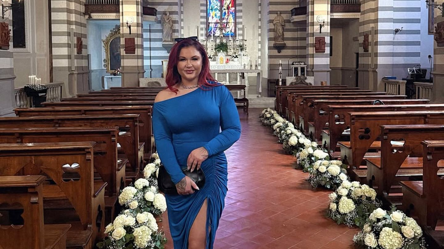 Sophia Thiel stiehlt die Show! Atemberaubender Beinschlitz bei Promi-Hochzeit
