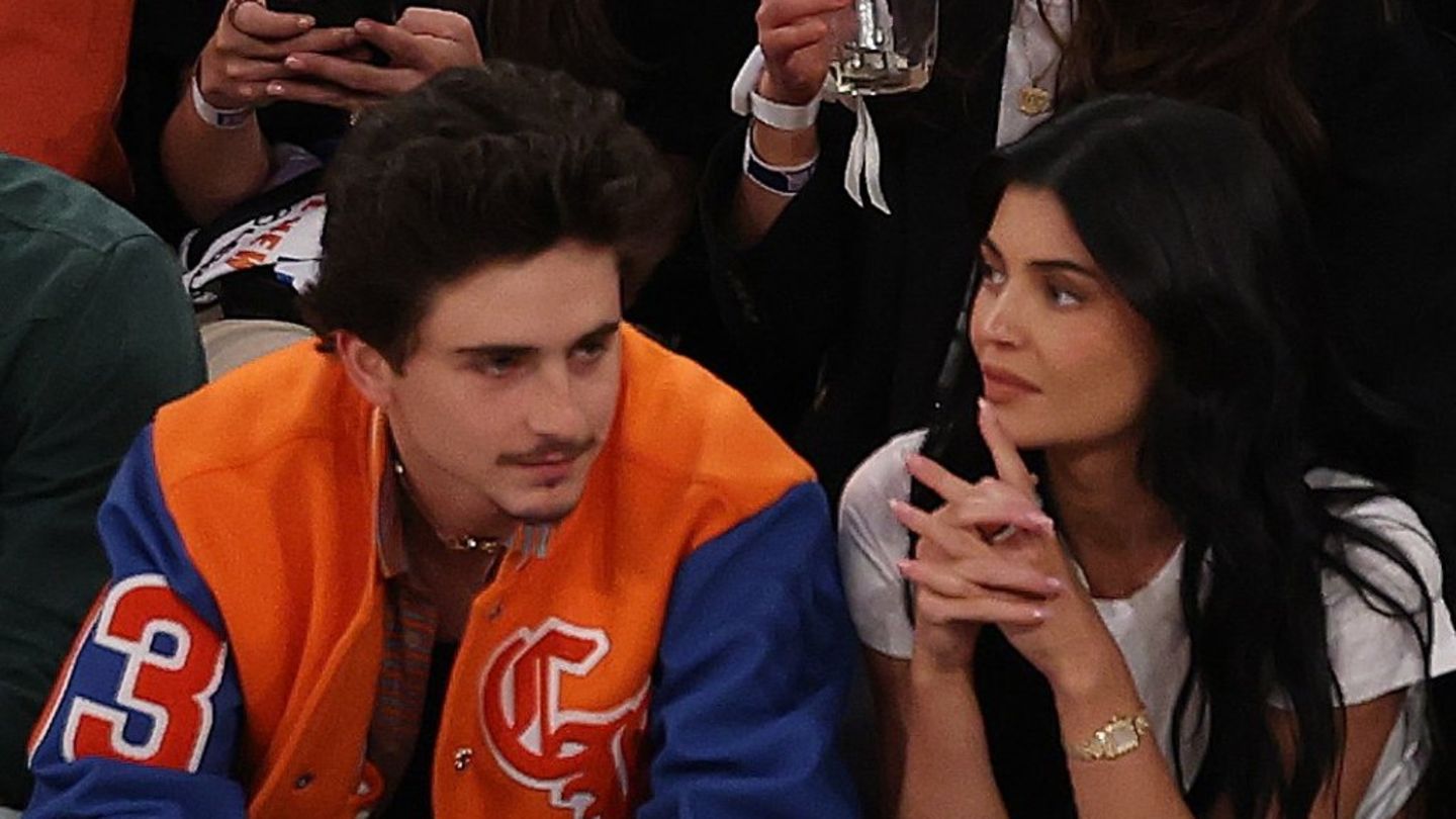 Kylie-Jenner-und-Timoth-e-Chalamet-Partnerlook-beim-Basketball
