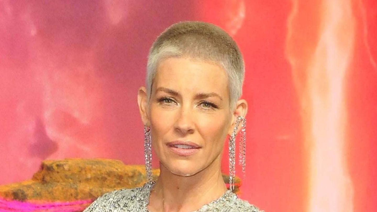 Evangeline-Lilly-Schwerer-Sturz-gegen-Felsen-am-Strand