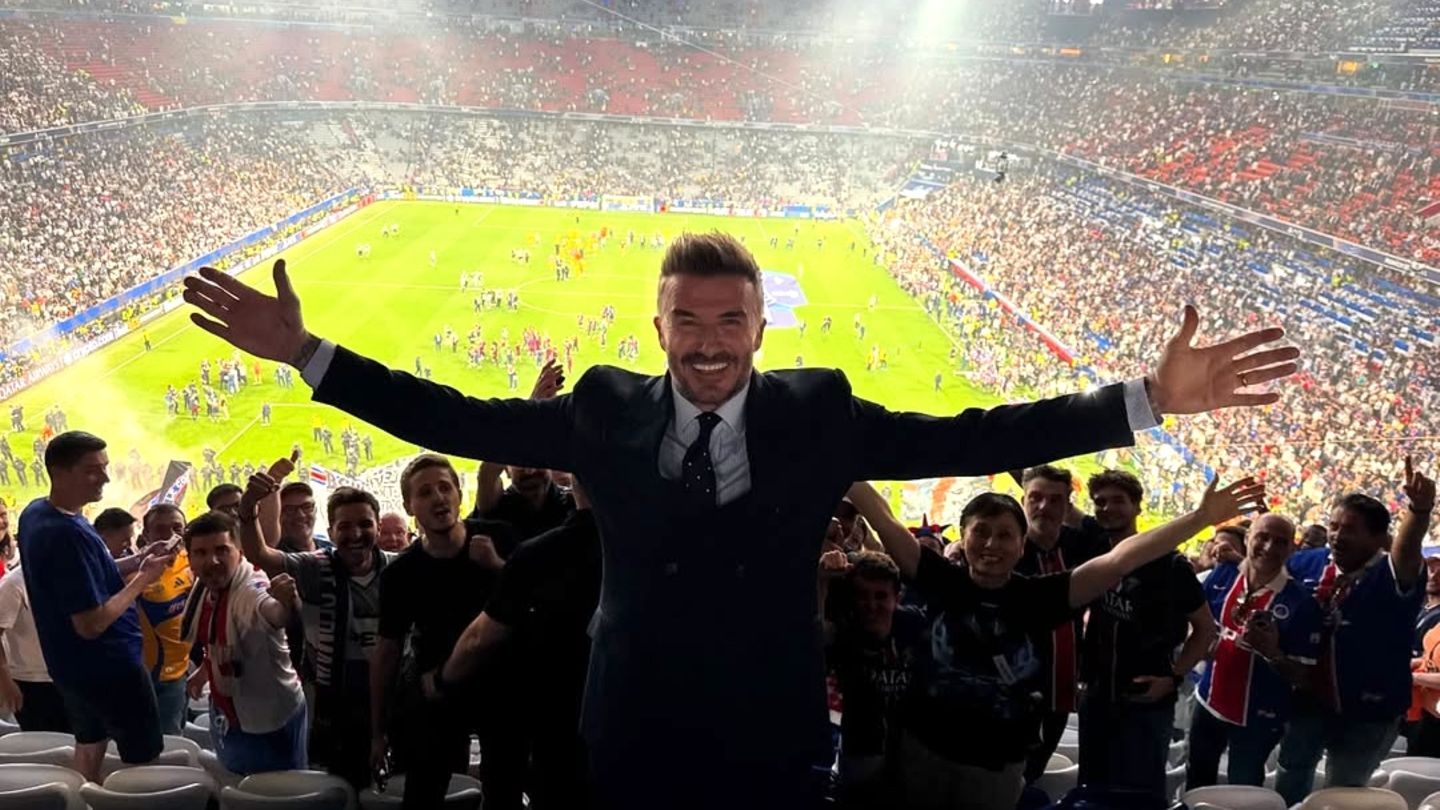 In-der-ersten-Reihe-David-Beckham-l-chelt-die-negativen-Schlagzeilen-im-Stadion-weg