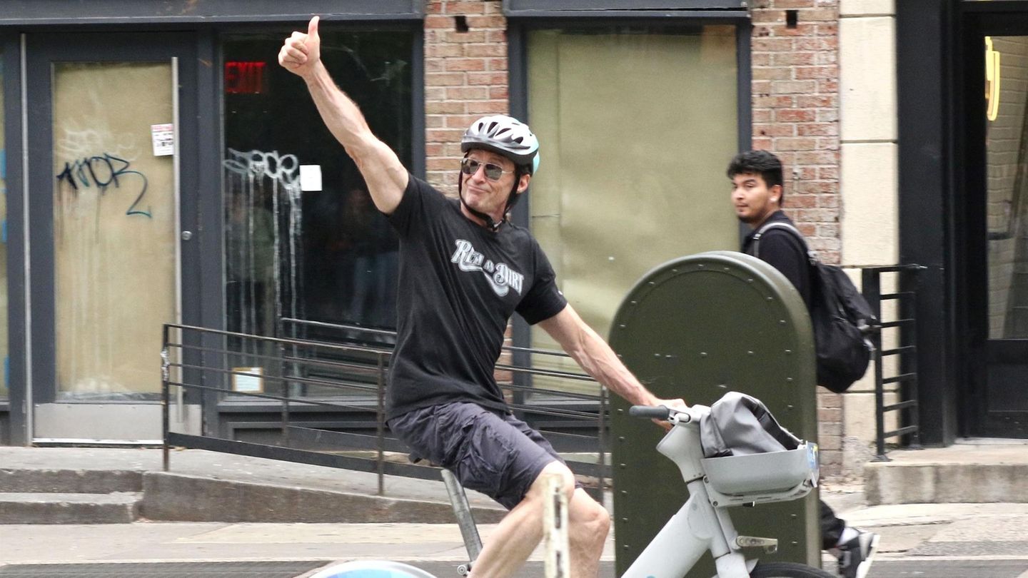 Fitness-Daumen-hoch-Hugh-Jackman-zeigt-sich-betont-gut-gelaunt