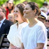 Bei der Veranstaltung im Skulpturengarten auf der Stockholmer Insel Djurgården versprühen Prinzessin Estelle und Mama Prinzessin Victoria jede Menge gute Laune.