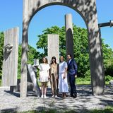 Ein Gruppenfoto darf natürlich nicht fehlen: Prinzessin Estelle, Prinzessin Victoria und Prinz Daniel posieren gemeinsam mit der Künstlerin vor ihrer imposanten Skulptur.