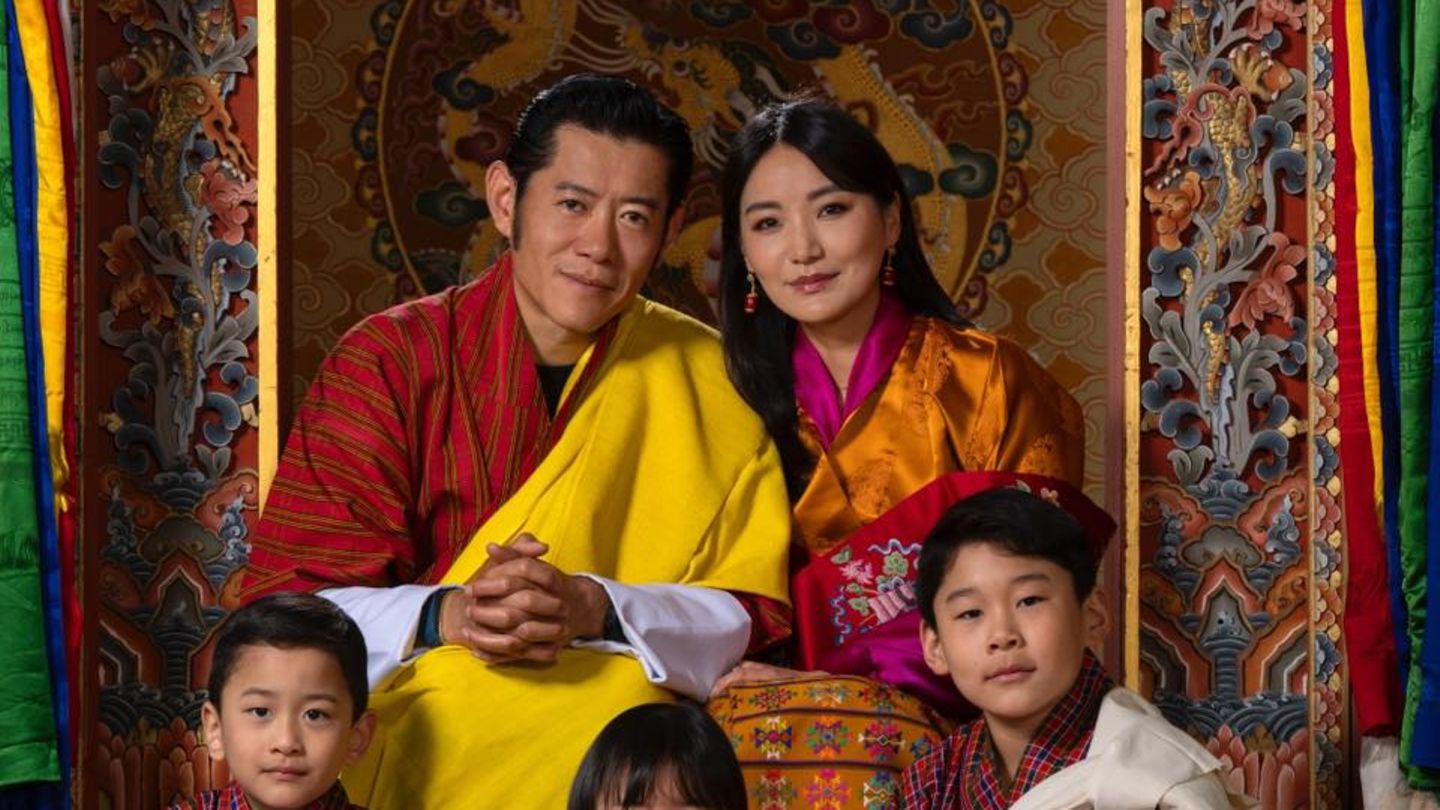K-nigshaus-Bhutan-Prinzessin-Sonam-ist-auf-dem-neuen-Familienportr-t-der-kleine-Star