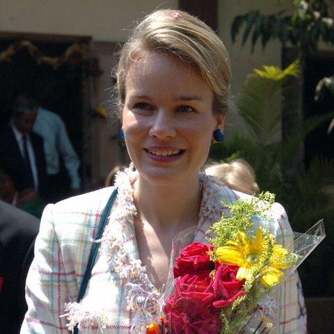 Beim Staatsbesuch in Indien setzt Mathilde auf Natürlichkeit und trägt ihre Haare ungezwungen im seitlichen Zopf. Dass hier und da ein paar Härchen herausschauen? Kein Problem! Auch ihren Teint hält die Blondine natürlich und setzt nur auf etwas beerige Lippenfarbe. 