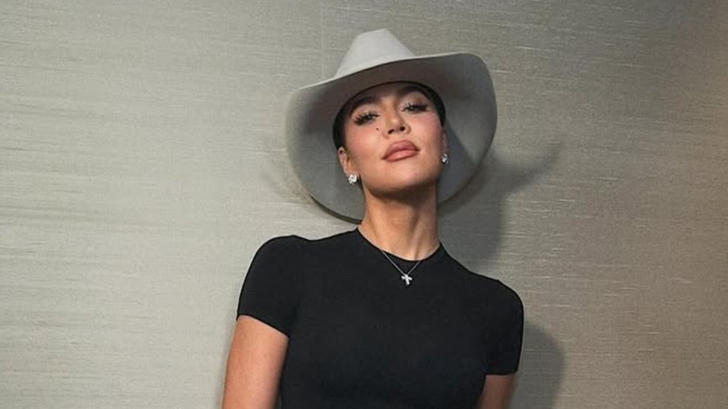 Der-Po-der-Stars-Sie-verzaubert-im-Cowboy-Look-ihre-Kehrseite-ist-aber-der-eigentliche-Star