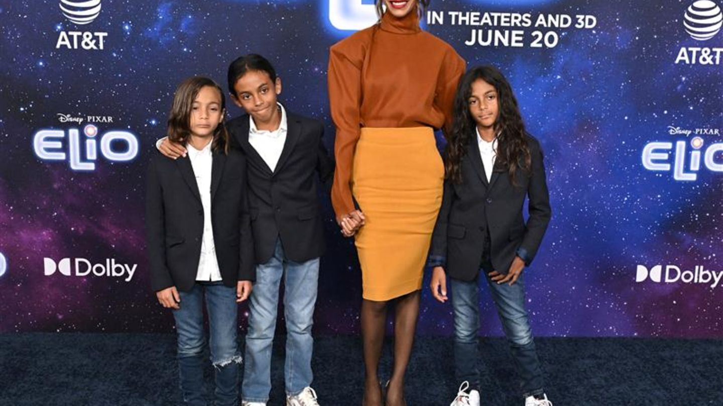 Red-Carpet-Style-2025-Sie-macht-Filmpremiere-zur-Familiensache-eine-Detail-f-llt-dabei-auf