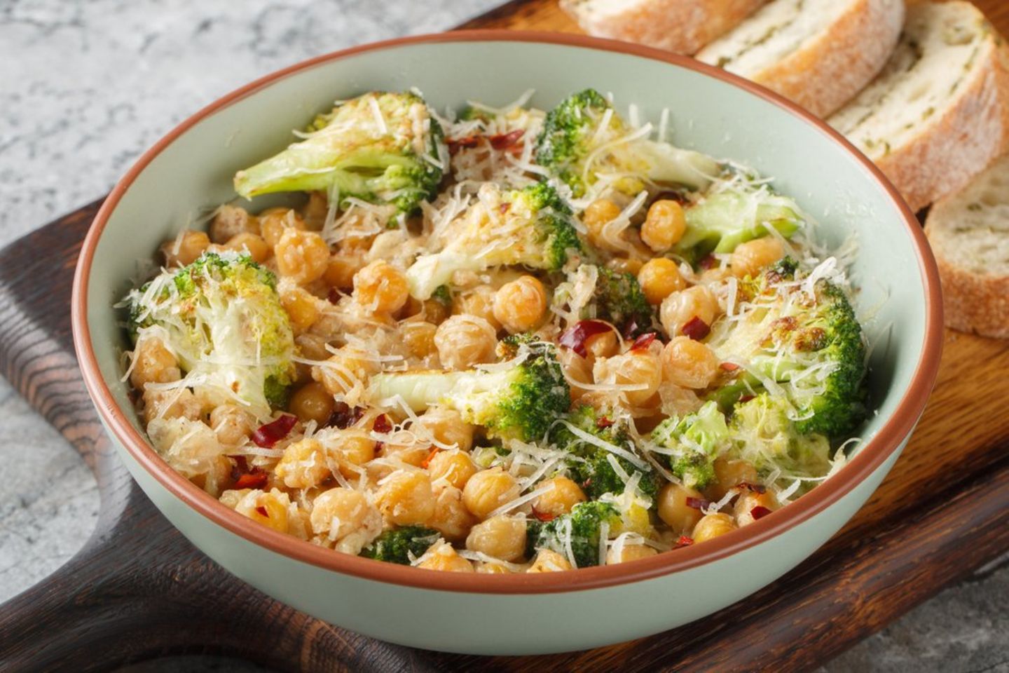 Schnell auf dem Teller: Würzige Kichererbsen-Brokkoli-Pfanne | GALA.de