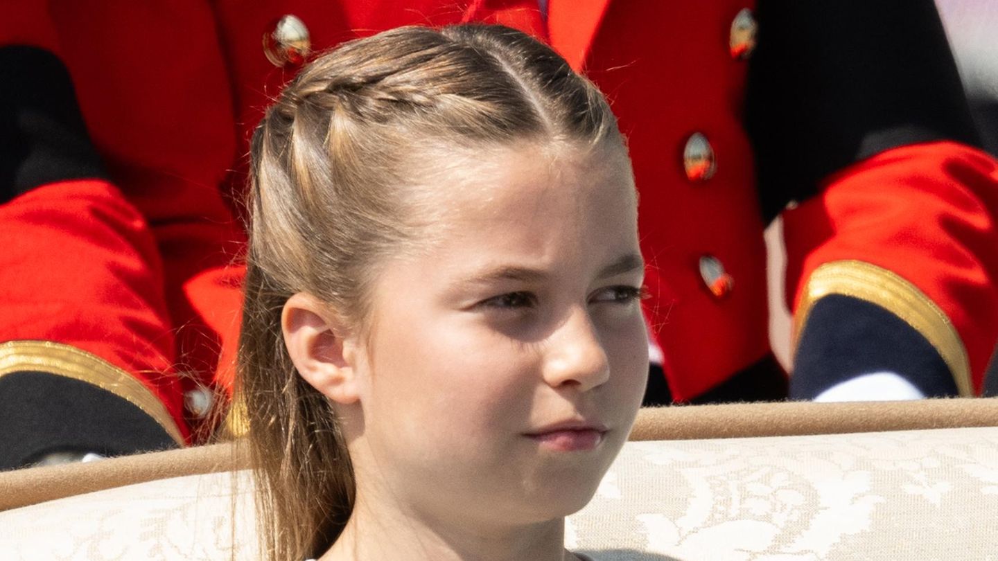 Prinzessin-Charlotte-Dieses-Schmuckst-ck-trug-sie-zuletzt-bei-der-Beerdigung-der-Queen