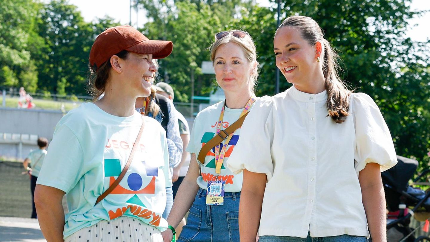 Royale-Fashion-Looks-In-ihrer-Schlaghose-sieht-sie-wie-ein-ganz-normaler-Teenie-aus