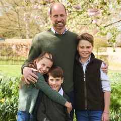 15. Juni 2025 In Großbritannien wird heute Vatertag gefeiert. Der Kensington Palast nimmt dies zum Anlass und teilt gleich zwei neue Porträts von Prinz William und seinen drei Kindern, die ihm mit den Worten "Wir lieben dich, Papa", herzlich gratulieren. Für die Aufnahme posieren William und die Kids im Garten, fröhlich lächelnd Arm in Arm. 