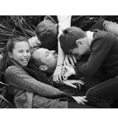 Die zweite Aufnahme zeigt laut Palast den Moment nach dem offiziellen Fotoshooting: Prinzessin Charlotte, Prinz Louis und Prinz George toben hier ausgelassen mit ihrem Papa auf der Wiese, den man lachend zwischen seinen Kindern wiederfindet. Was für eine schöne Momentaufnahme! Auch die Fans sind begeistert und freuen sich über den persönlichen Vatertagsgruß der Familie. 