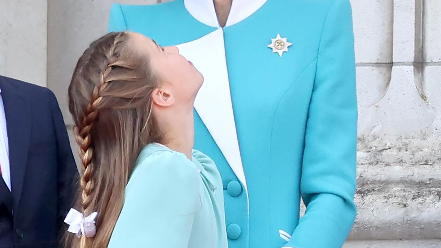 Frisuren-Bis-zur-Taille-Bei-Trooping-the-Colour-deb-tiert-sie-ihr-l-ngstes-Haar-aller-Zeiten