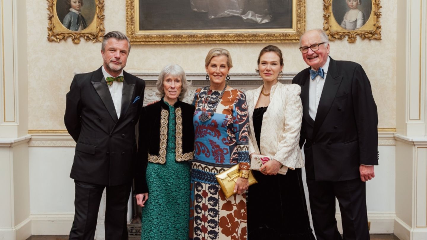 Accessoires-mit-Glam-Faktor-Mit-diesem-Detail-wird-sie-zur-royalen-Miss-Moneypenny