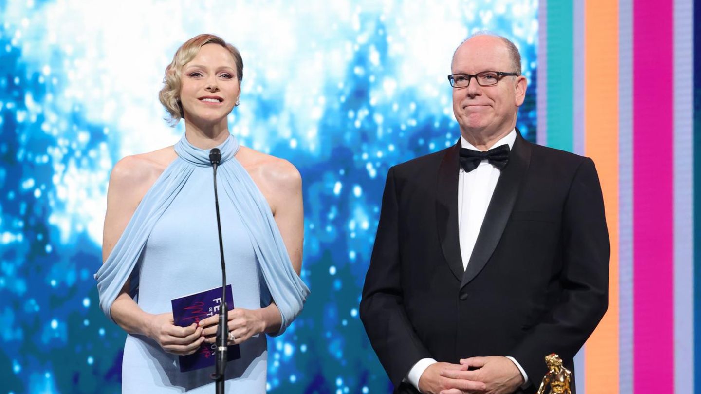 F-rstin-Charl-ne-F-rstin-Charl-nes-Gala-Kleid-l-st-bei-ihren-Fans-Diskussionen-aus