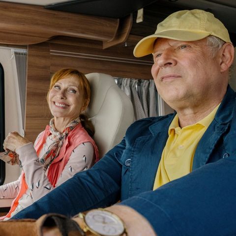 "Familie Bundschuh: Wir machen Camping": Gundula (Andrea Sawatzki) und Gerald (Axel Milberg) sitzen in einem Campingwagen auf