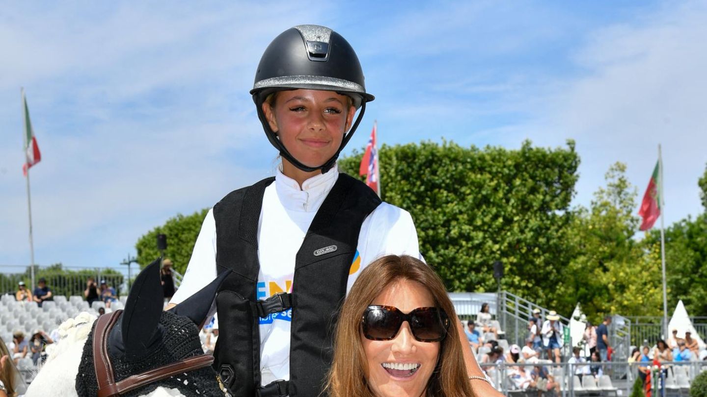 Stars-auf-Events-2025-Carla-Bruni-zeigt-sich-stolz-mit-Giulia-Sarkozy
