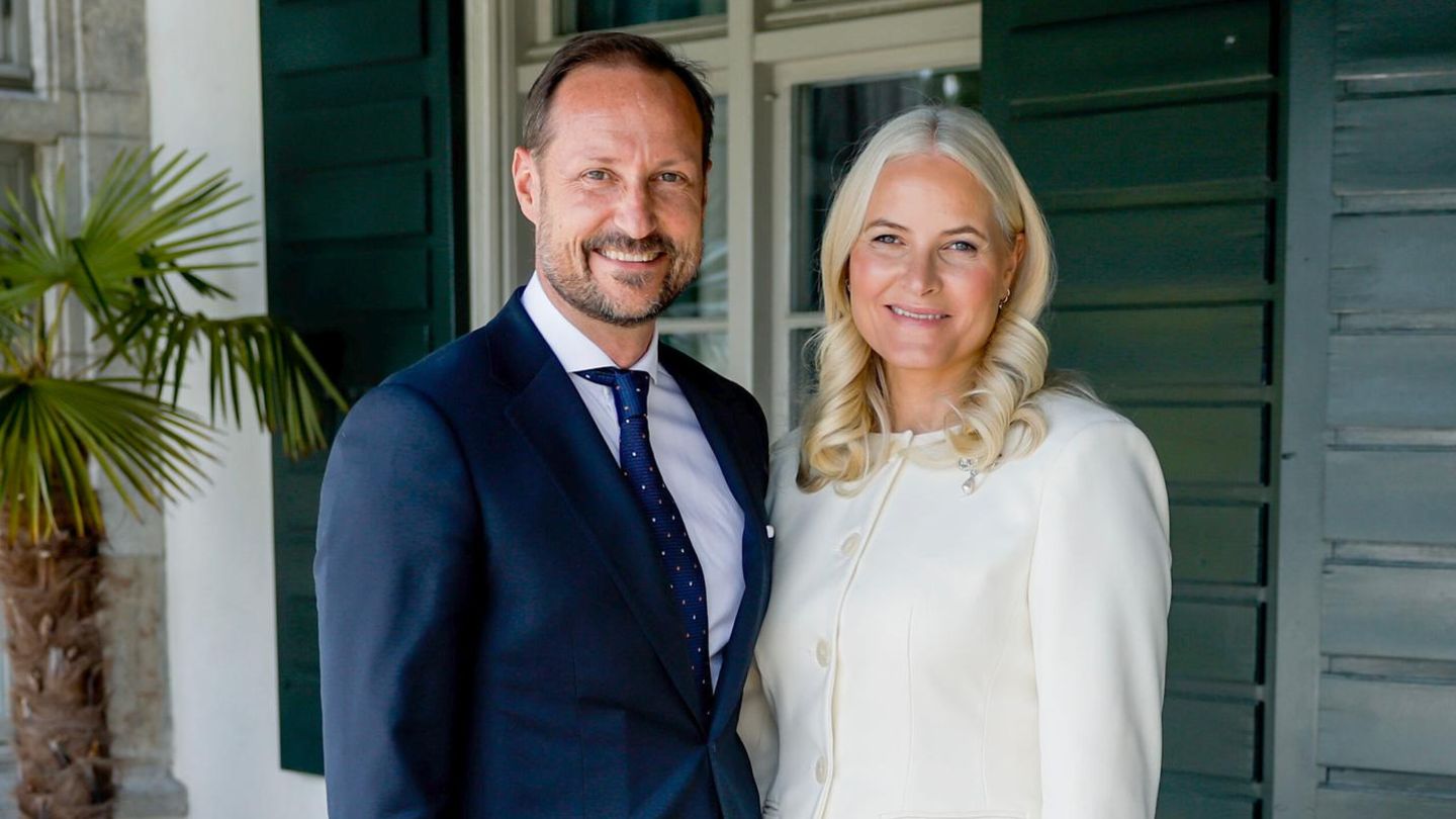 Prinz-Haakon-Prinzessin-Mette-Marit-Das-Kronprinzenpaar-l-dt-zum-Empfang-in-Traumkulisse