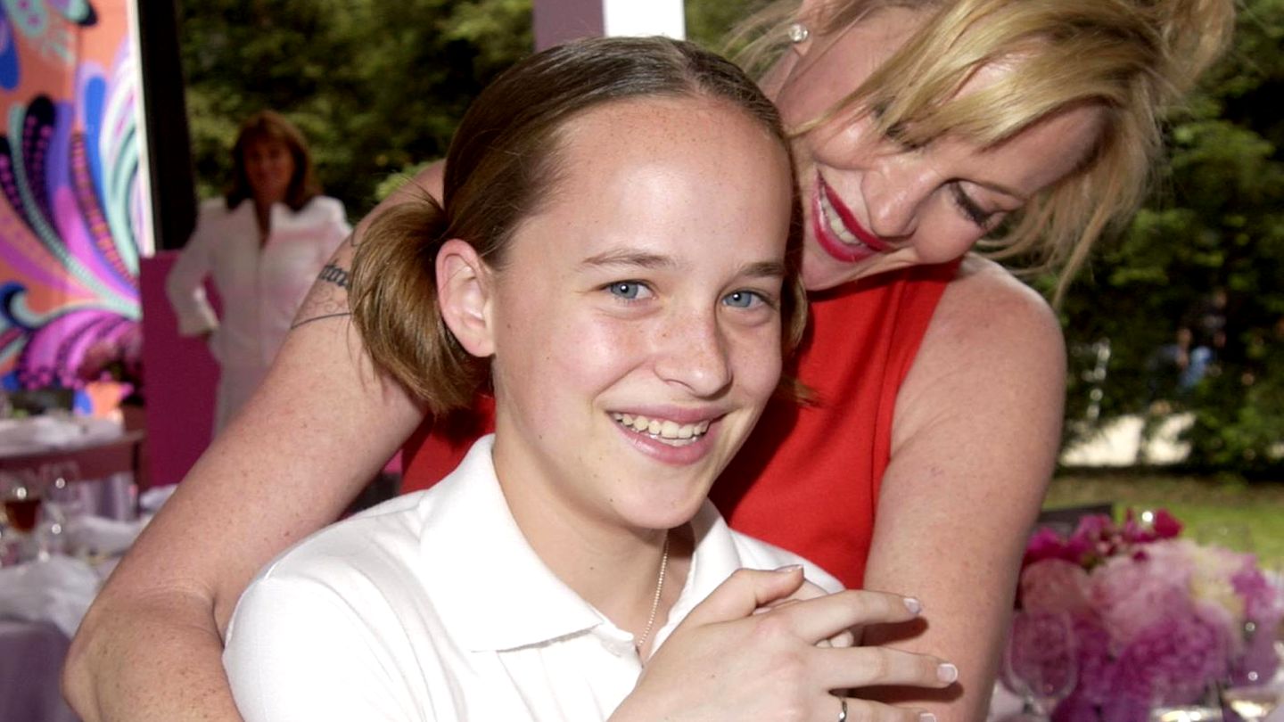 Vom-Promi-Nachwuchs-zum-Hollywoodstar-So-hat-sich-Dakota-Johnson-in-den-letzten-25-Jahren-ver-ndert