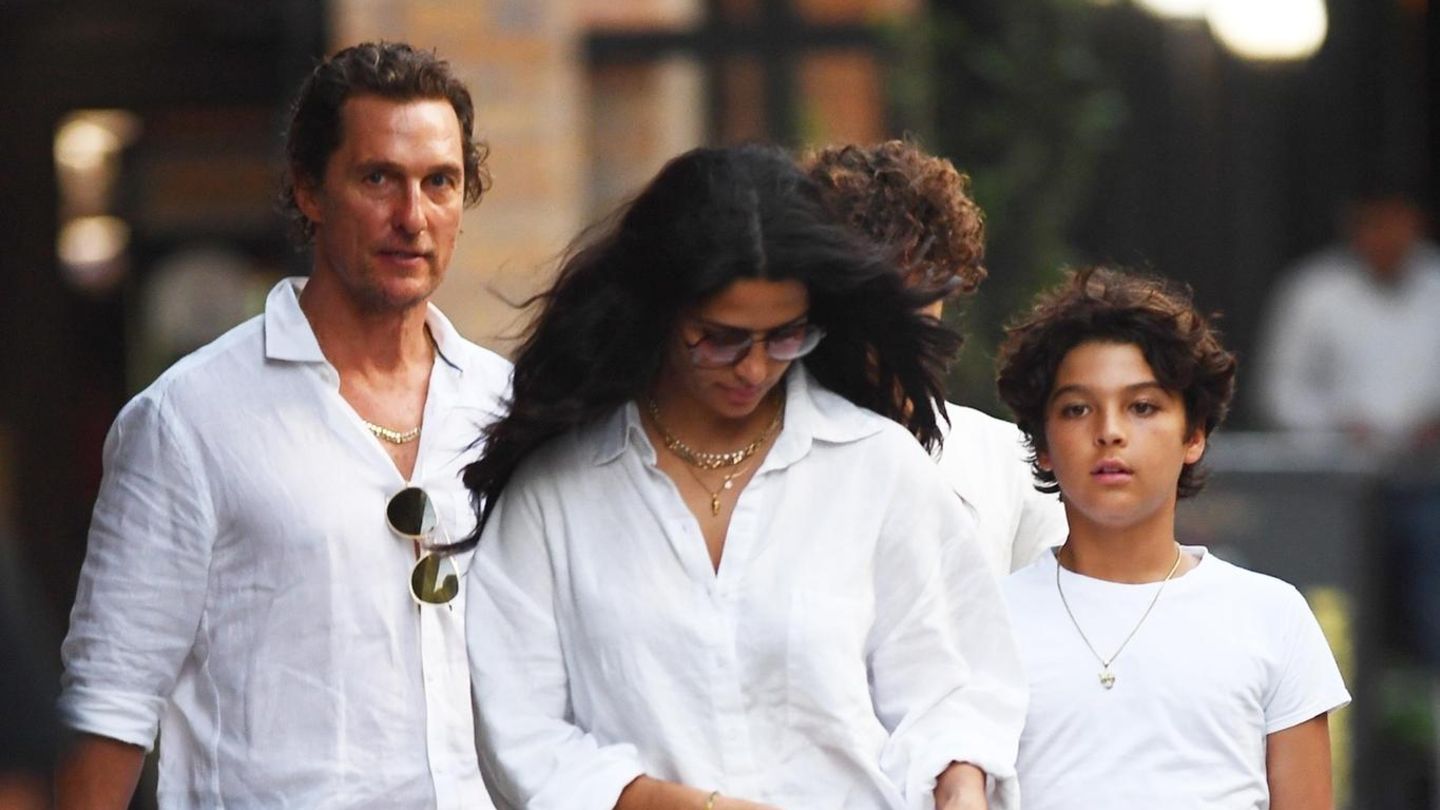 Familien-Style-Die-McConaugheys-zeigen-sich-als-Einheit-und-einer-f-llt-raus
