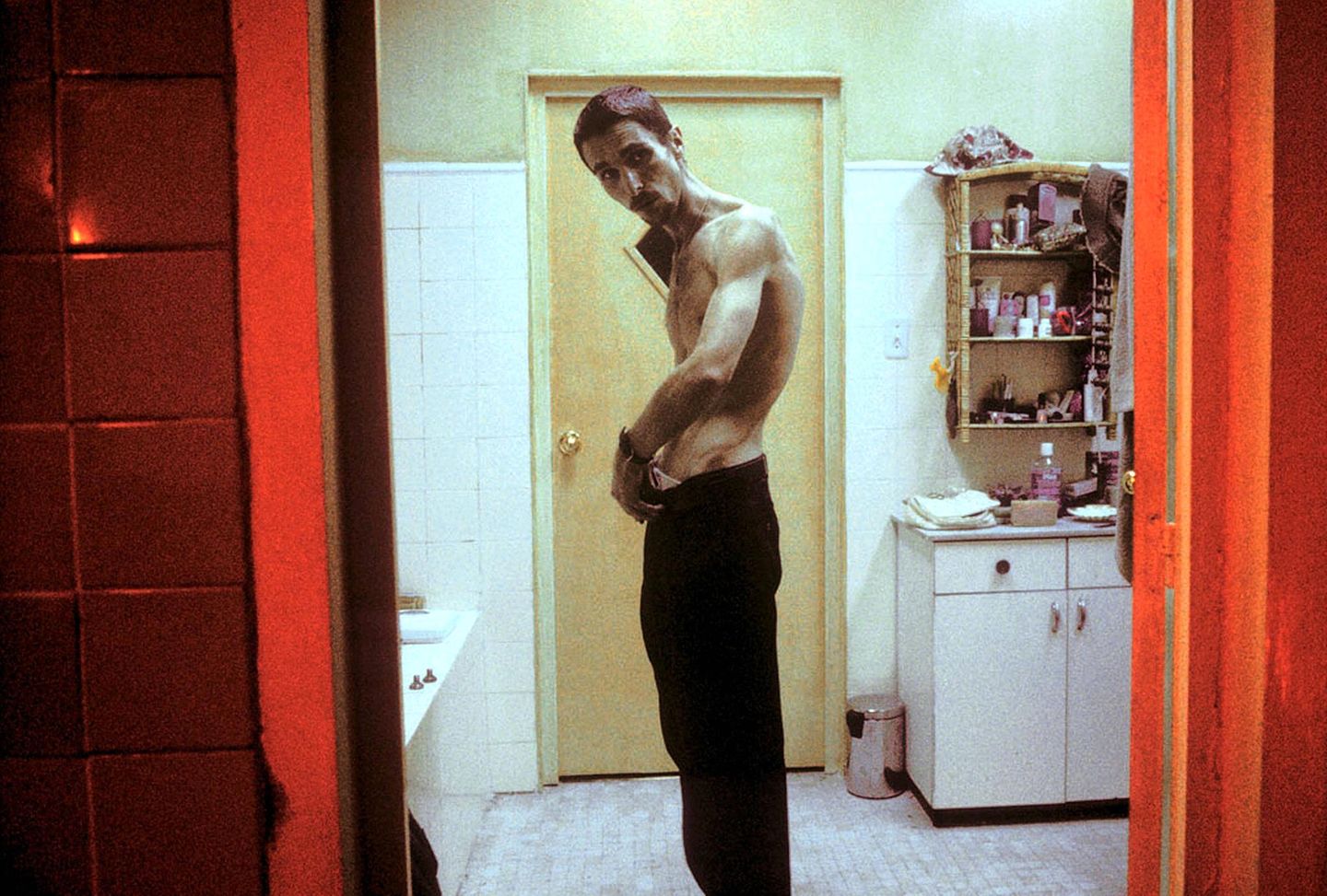 Die mit Abstand extremste körperliche Veränderung hat Christian Bale für seine Rolle als Trevor Reznik im Psychothriller "Der Maschinist" von 2004 mitgemacht. Damals nahm der Schauspieler knapp 30 Kilo ab, eine nicht ungefährliche Gewichtsabnahme. 