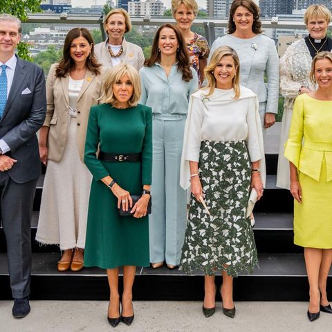 Der Terminkalender von Brigitte Macron scheint aktuell prall gefüllt zu sein. Erst vor kurzem war sie mit ihrem Ehemann Emmanuel in Norwegen unterwegs, nun besucht sie den NATO-Gipfel in Den Haag. Nach einem glamourösen Dinner am Vorabend präsentiert sich die Première dame am nächsten Tag in einem eleganten grünen Etuikleid. Ein schwarzer Taillengürtel betont ihre schmale Silhouette, während schwarze Pumps den Look abrunden, ohne abzulenken. Ein Look, der beweist, dass auch in stressigen Tagen auf ihr Stilgefühl Verlass ist. 1.4202