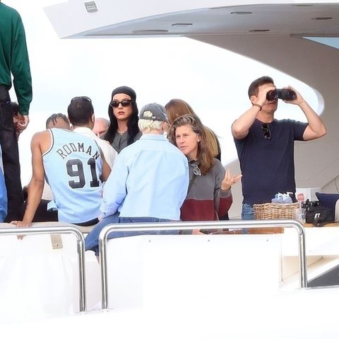 24. Juni 2025 Kurz vor Bekanntwerden der Trennung von ihrem Langzeitverlobten Orlando Bloom wird Katy Perry zusammen mit ihren Freund:innen und Tänzer:innen auf einer Jacht im australischen Perth gesichtet, wo die Sängerin gerade auf Tour ist. Mit regloser Miene schaut die Musikerin in die Kameras der Paparazzi, ihre Augen hat sie hinter einer dunklen Sonnenbrille versteckt.   1.5376