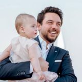 28. Juni 2025 Geburtstagskind und "Imans größter Held": Königin Rania gratuliert ihrem Sohn Hussein mit diesem bezaubernden Vater-Tochter-Porträt zum 31. Wiegenfest. Der Kronprinz ist seit August 2024 stolzer Papa der kleinen Prinzessin. Und Rania eine doppelt stolze Großmutter.