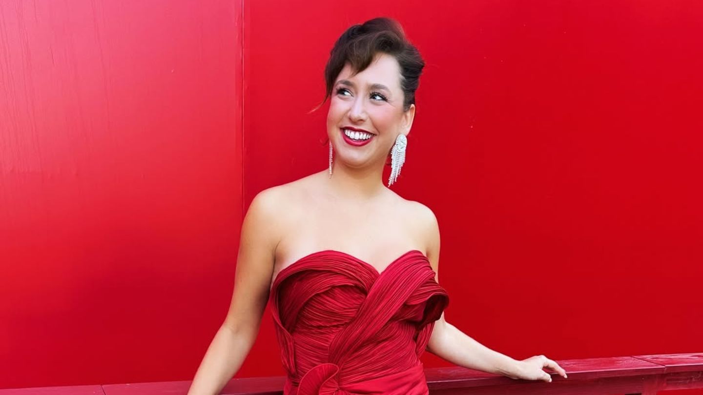 Royale-Looks-Als-verf-hrerische-Lady-in-Red-sorgt-sie-in-Paris-f-r-Aufsehen