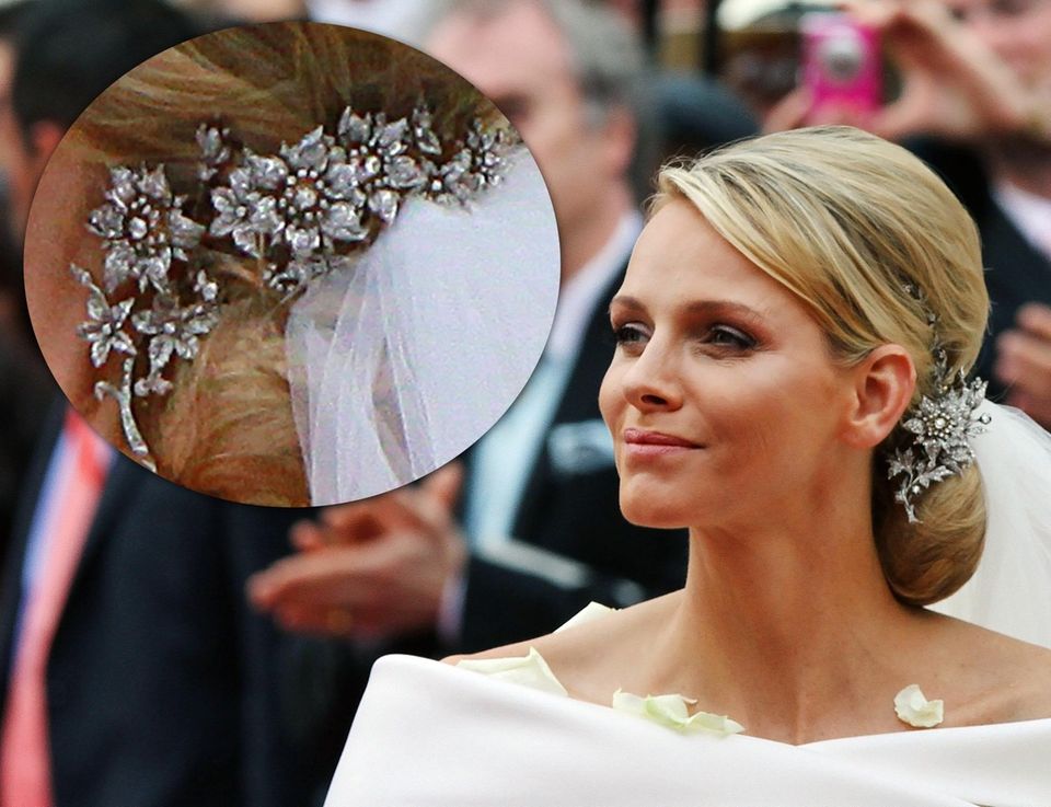 Die auffällige Blumenspange im Haar perfektioniert ihren Brautlook.