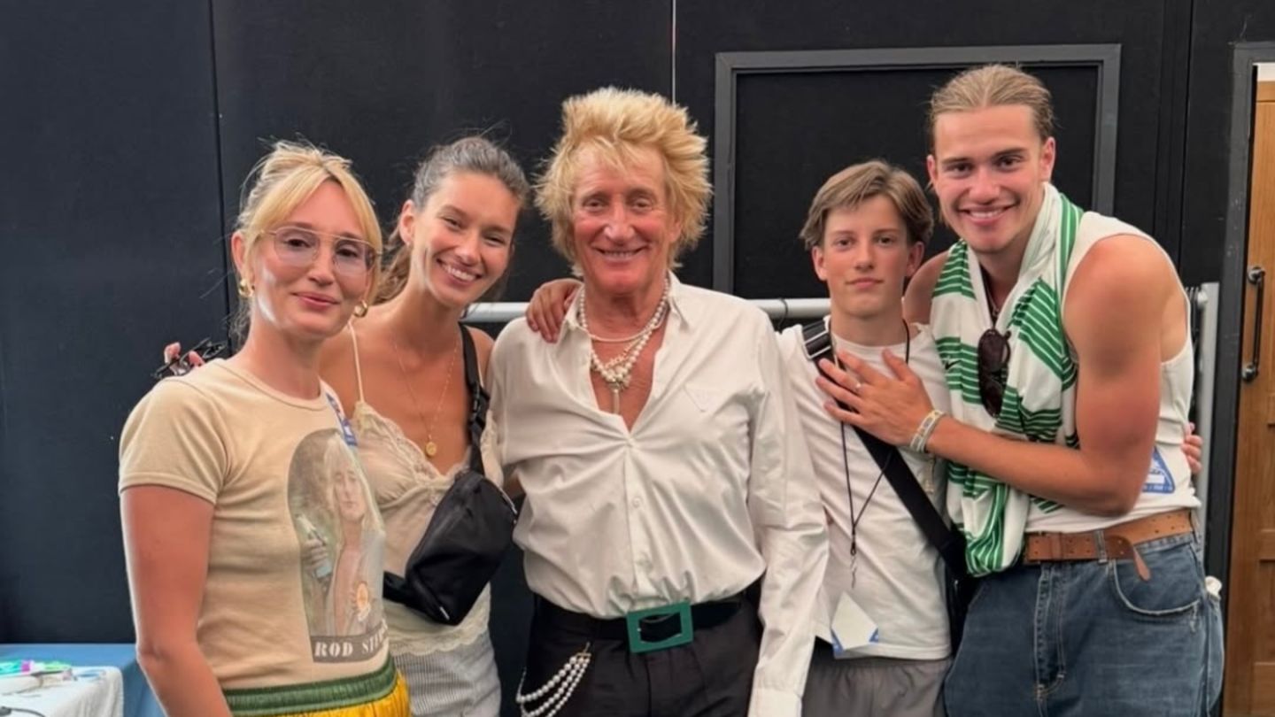 Familien-Style-Rod-Stewart-feiert-Festival-Auftritt-backstage-in-bunter-Runde