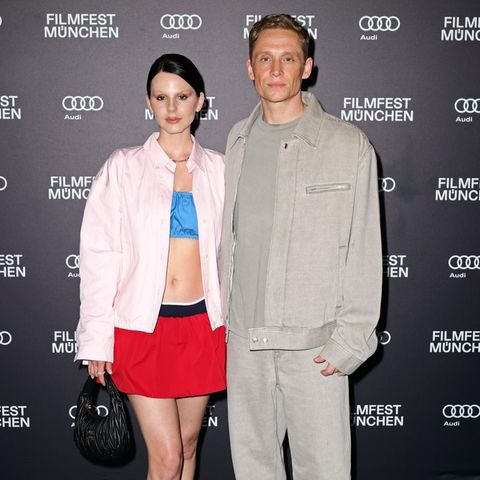 Das Filmfest München ist in vollem Gange – und natürlich darf Deutschlands It-Paar nicht fehlen: Ruby O. Fee und Matthias Schweighöfer posieren auf dem Red Carpet und beweisen mit ihren coolen Looks einmal mehr, dass sie zu den stylischsten Paaren der Filmszene gehören. Ruby trägt dabei einen Look von Miu Miu. 0.6665