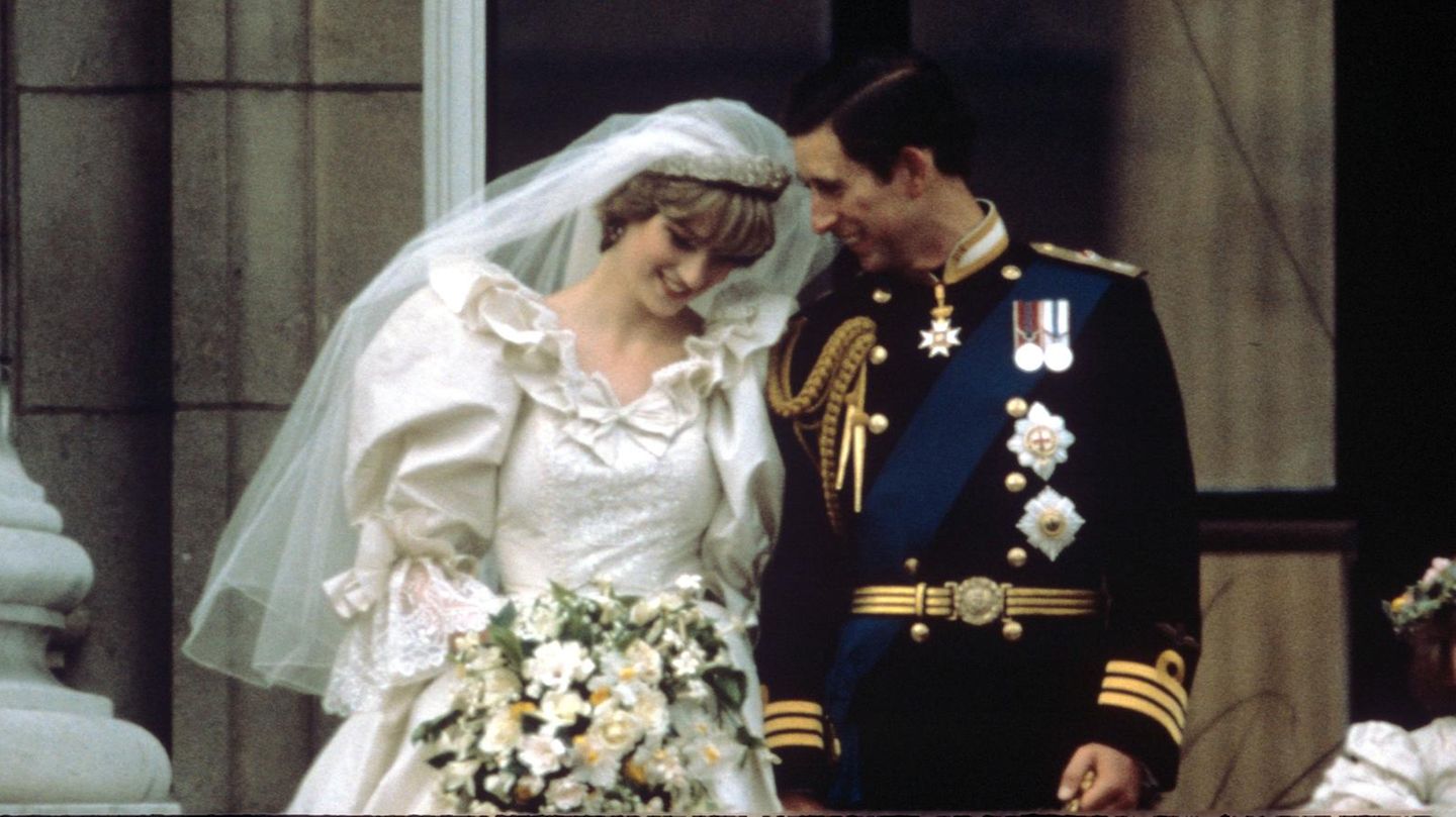 Prinzessin-Diana-In-ihrem-Brautkleid-vereinen-sich-139-Meter-T-ll-und-10-000-Perlen