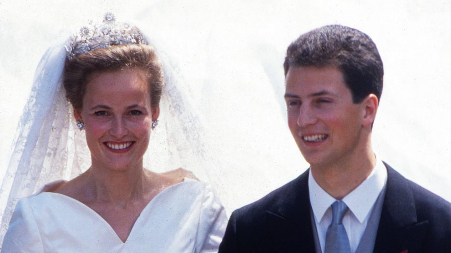 Brautmode-32-Jahre-verheiratet-Ihr-Kleid-war-damals-schon-ein-Indiz-f-r-die-gro-e-Liebe