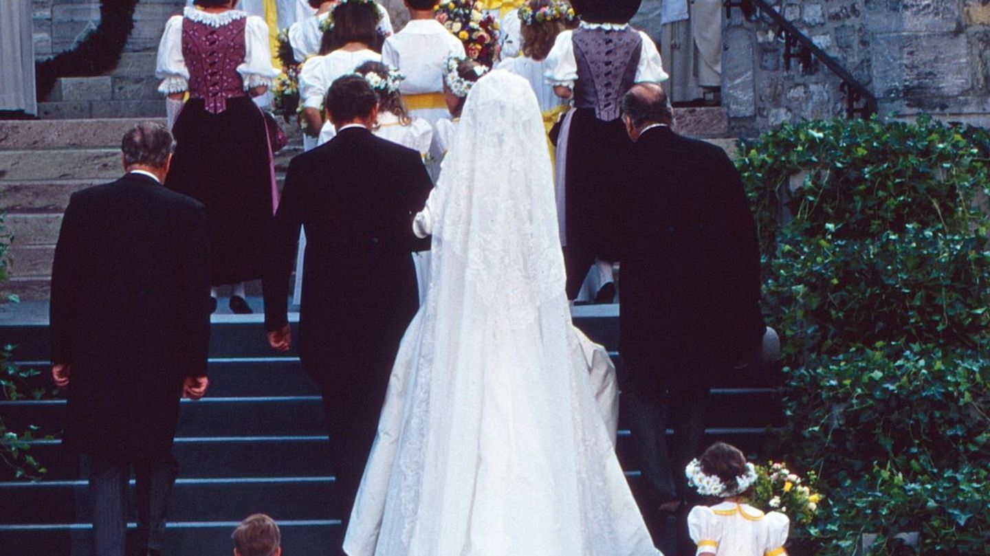 Brautmode-Diese-bayrische-Herzogin-hat-mit-ihrem-Brautkleid-alle-umgehauen