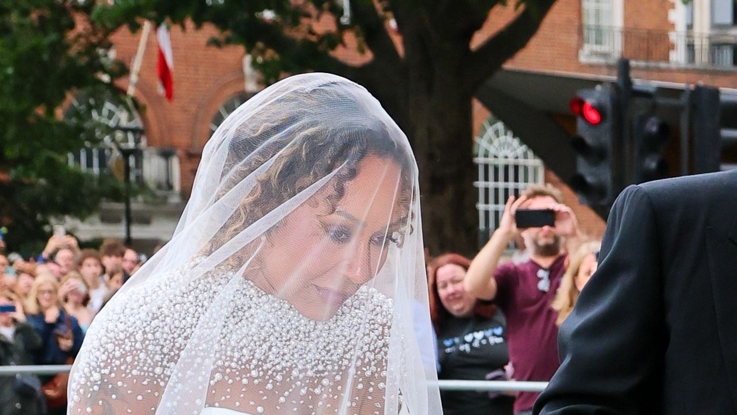 Star-Hochzeiten-Das-Spice-Girl-hat-Ja-gesagt-im-Perlenkleid-mit-XXL-Schleier