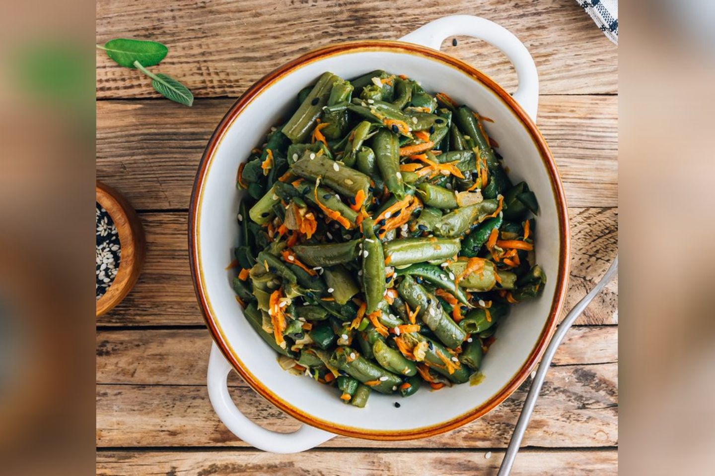 Umami pur: Lauwarmer Karotten-Bohnen-Salat mit Sesam | GALA.de