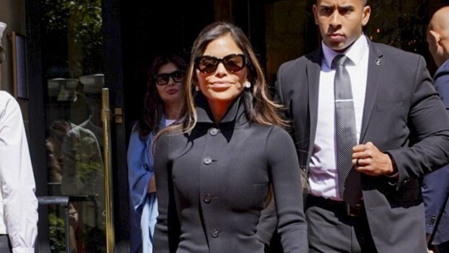 Glitzer-Glamour-und-gro-e-Roben-Auch-bei-der-Haute-Couture-Woche-in-Paris-pr-sentiert-sie-ihre-XS-Taille