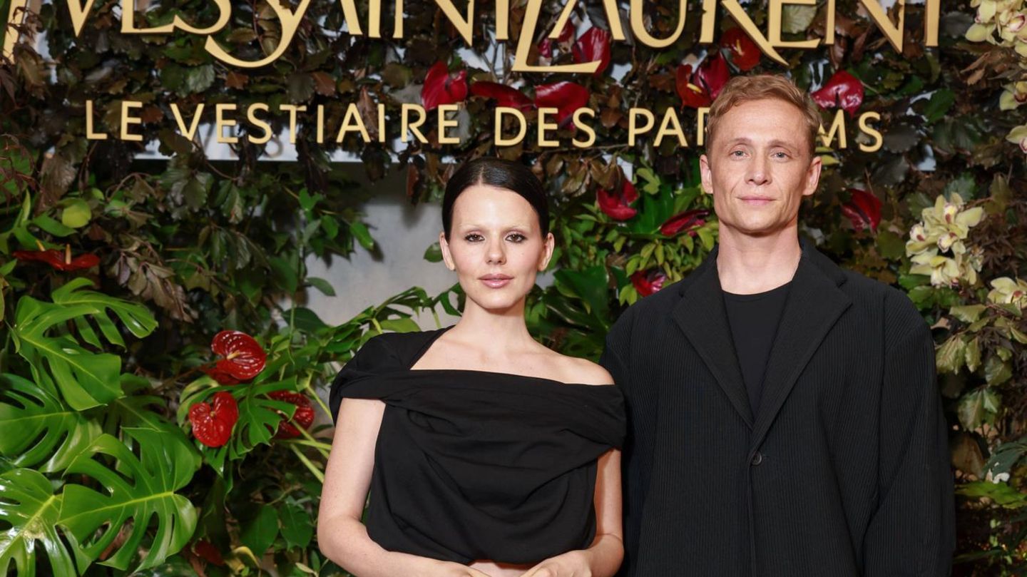 Glitzer-Glamour-und-gro-e-Roben-Gemeinsamen-erobern-sie-die-Haute-Couture-Woche-in-Paris