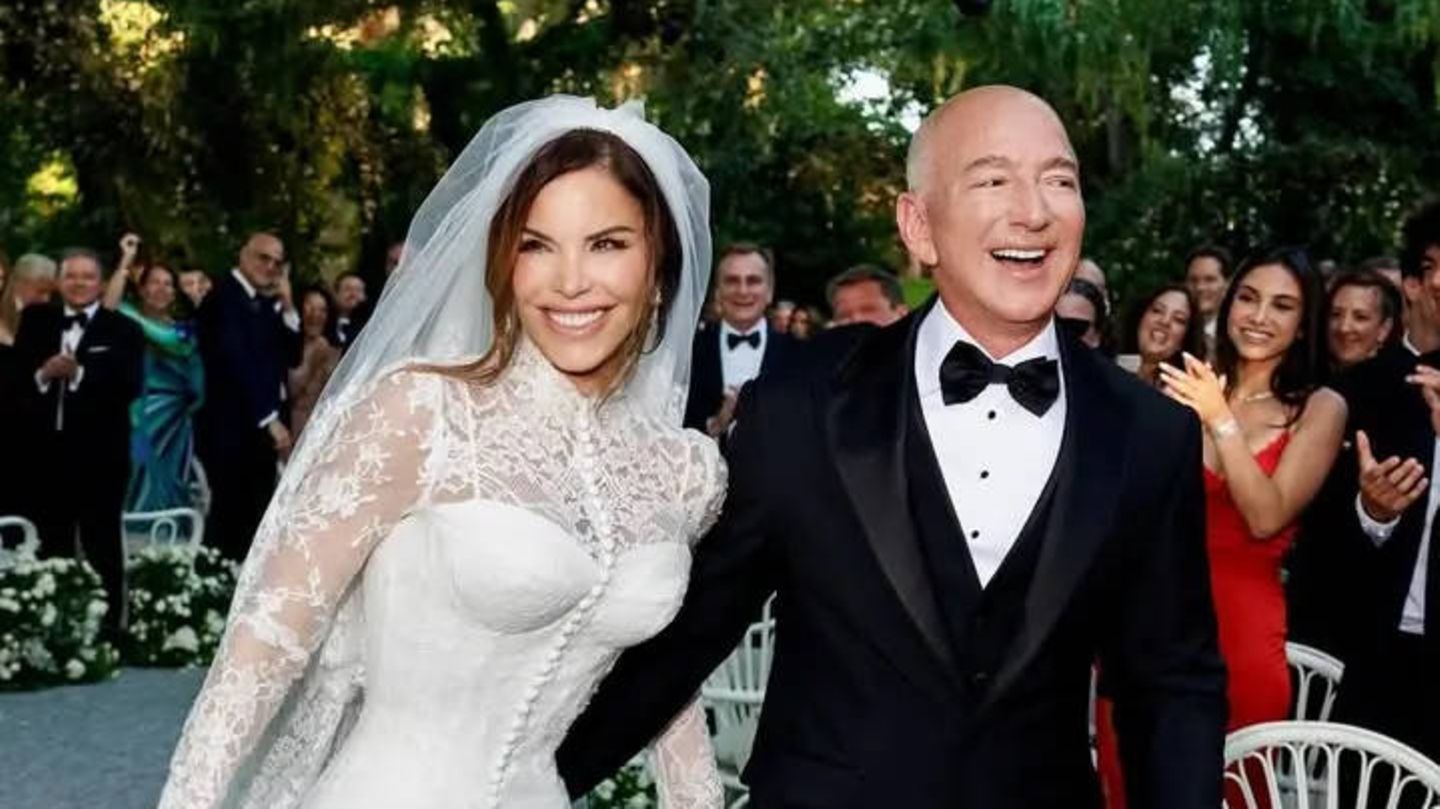 Lauren-S-nchez-Bezos-Drei-Daumen-und-verk-rzte-St-hle-Fans-vermuten-Photoshop-Panne-bei-Hochzeitsbildern
