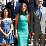 Einen tollen Look in Türkis hat sich Prinzessin Sofía für eine Audienz im Zarzuela-Palast in Madrid ausgesucht. Das sommerliche Baumwollkleid für gut 110 Euro stammt von Zara und wurde nicht nur schon vor zwei Jahren von Sofías Mama Königin Letizia getragen, sondern hängt auch im Kleiderschrank von Herzogin Meghan. Dort allerdings in einem warmen Braunton, wie sie in ihrer Serie "With Love, Meghan" zeigte, und der Look war dann auch sehr schnell ausverkauft.