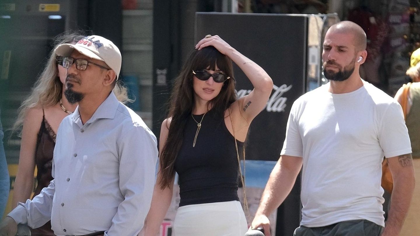 Dakota-Johnson-Dakota-Johnson-lenkt-sich-in-Italien-ab-doch-wirkt-nachdenklich