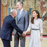 Dass ein Outfit nicht immer mehrere tausend Euro kosten muss, beweist Königin Letizia mit ihrem jüngsten Auftritt bei einer Stiftungssitzung, bei der sie eine Recycler-Robe von Massimo Dutti trägt. Das elegante Polka-Dot-Kleid mit blauem Taillengürtel begleitet sie bereits seit mehreren Jahren und sorgt immer wieder für einen Hingucker.