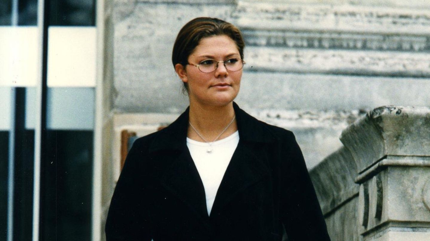 Kronprinzessin-Victoria-Alte-Bilder-von-Victoria-zeigen-wie-hnlich-sich-das-Mutter-Tochter-Duo-sieht